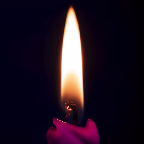 صورة معبّرة (شمعة) — تصوير Alexander Fastovets عبر Unsplash