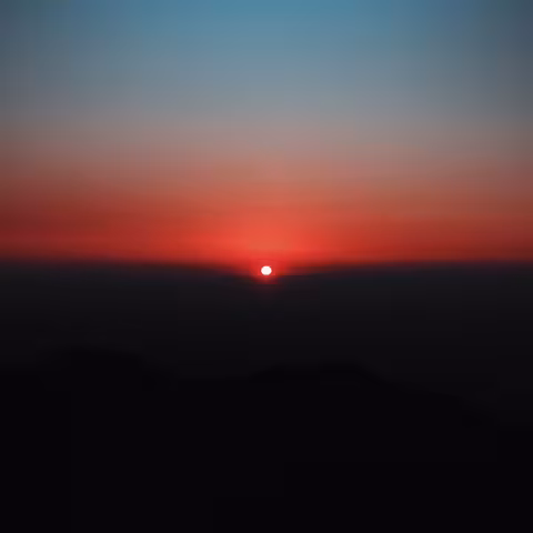 صورة معبّرة (فجر) — تصوير dominik hofbauer عبر Unsplash
